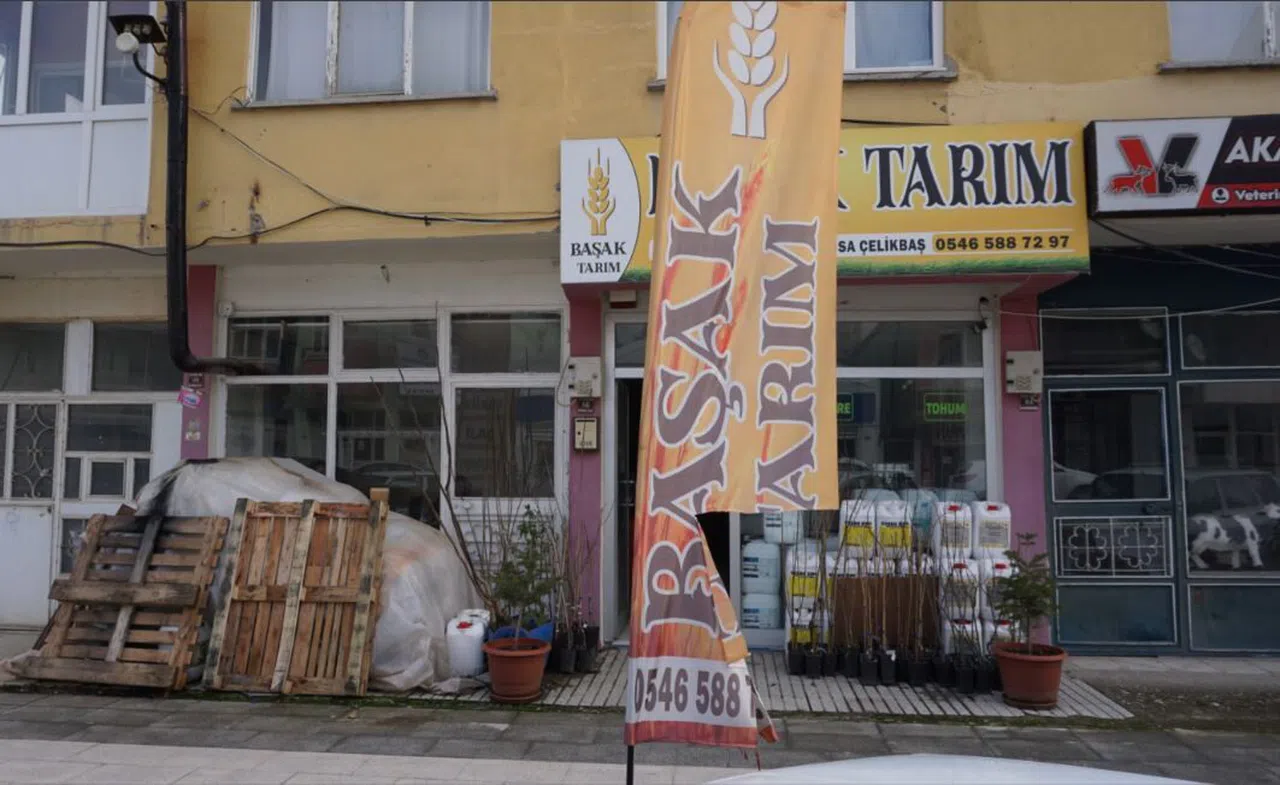Bıçakla geldiler, iş yeri reklam afişini parçalayıp yollarına devam ettiler