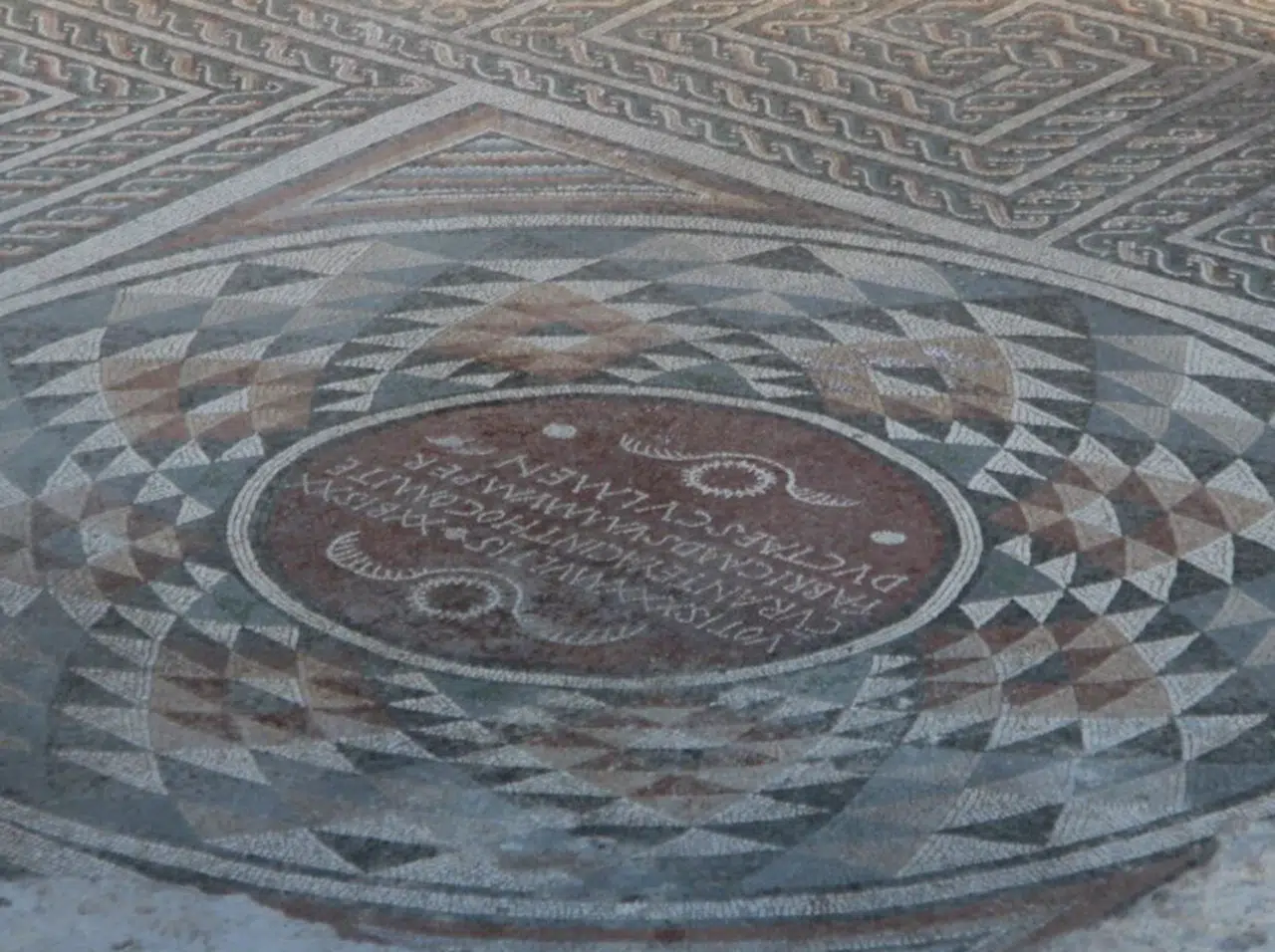 Bin 700 yıllık mozaiklerde üç boyutlu desenler