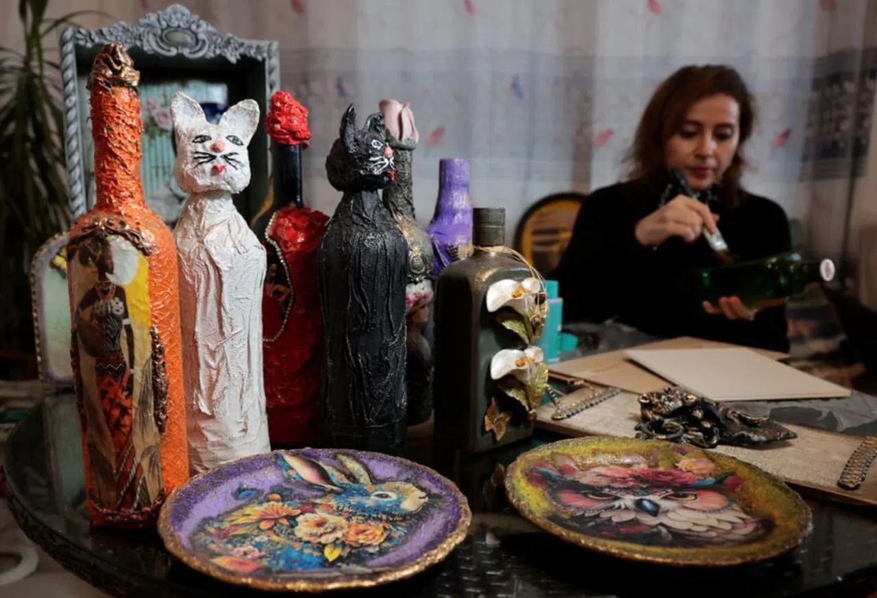 Çöpten topladığı şişe ve tahtaları sanat eserine dönüştürüyor