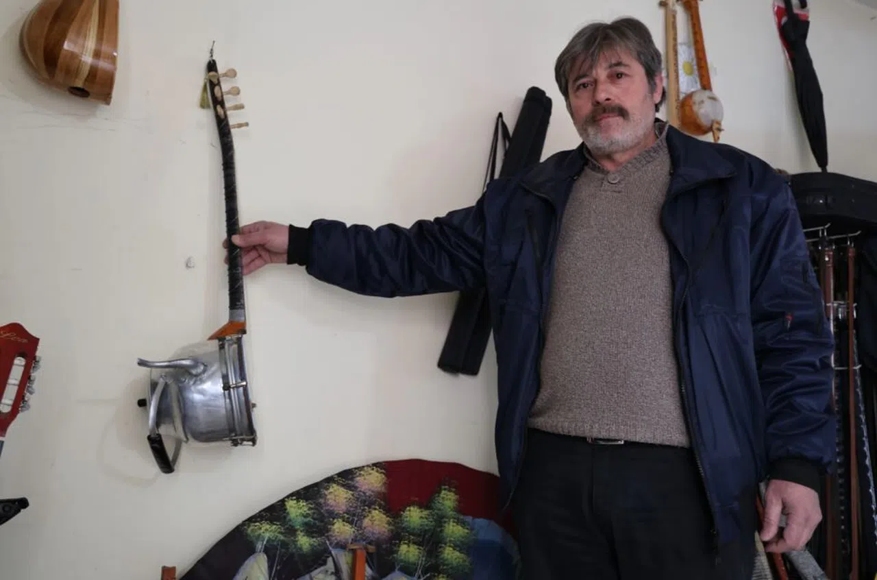 Demliğin çıkardığı ıslık sesinden etkilendi, mutfak aletlerinden enstrüman yaptı.
