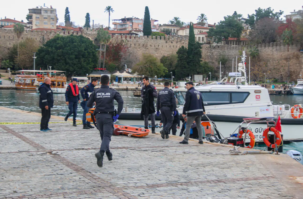Deniz üzerinde hareketsiz bulunan şahsı hayatta tutmak için kalp masajı sırasına girdiler