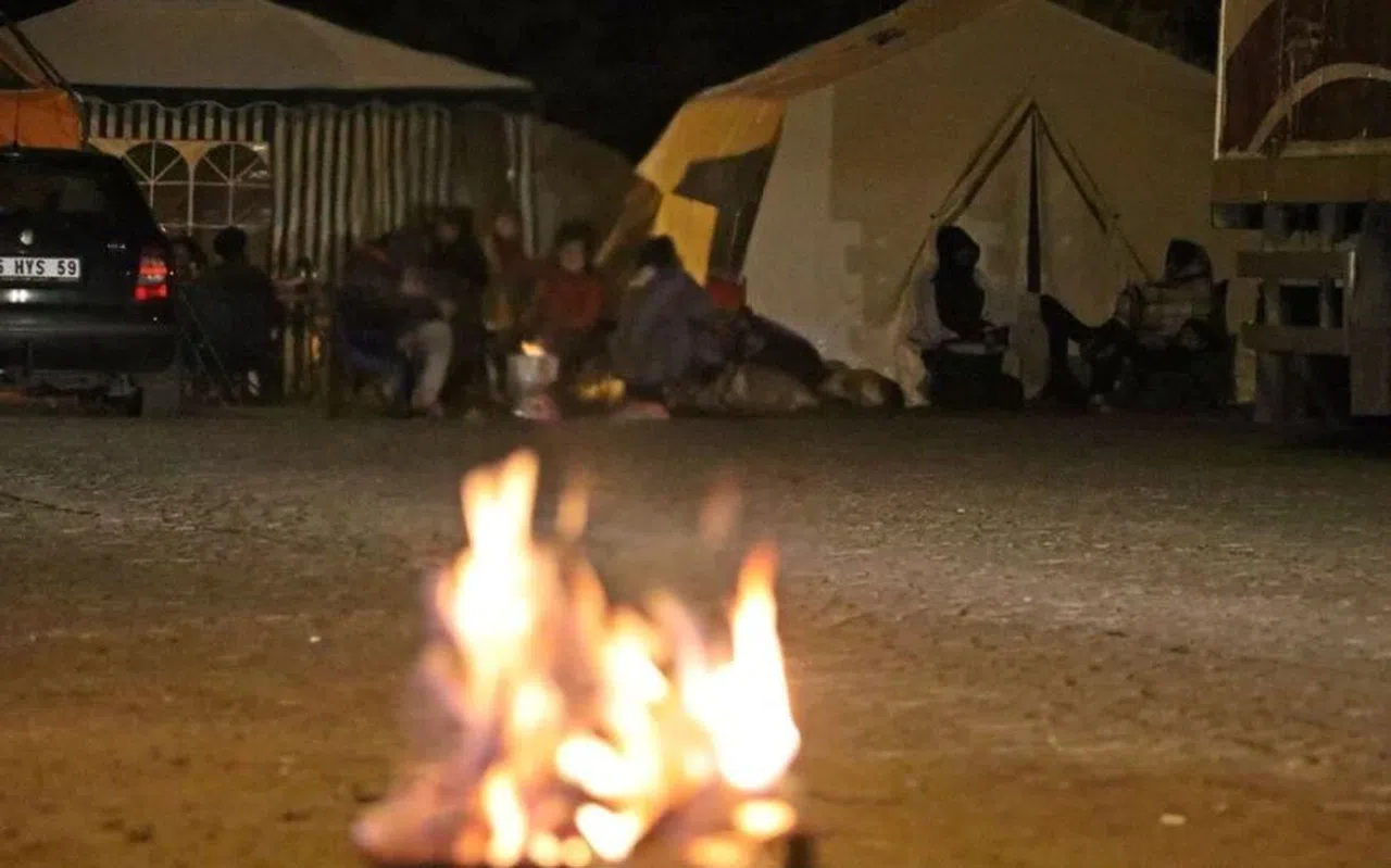 Deprem Mağdurları Ateşle Isınıyor