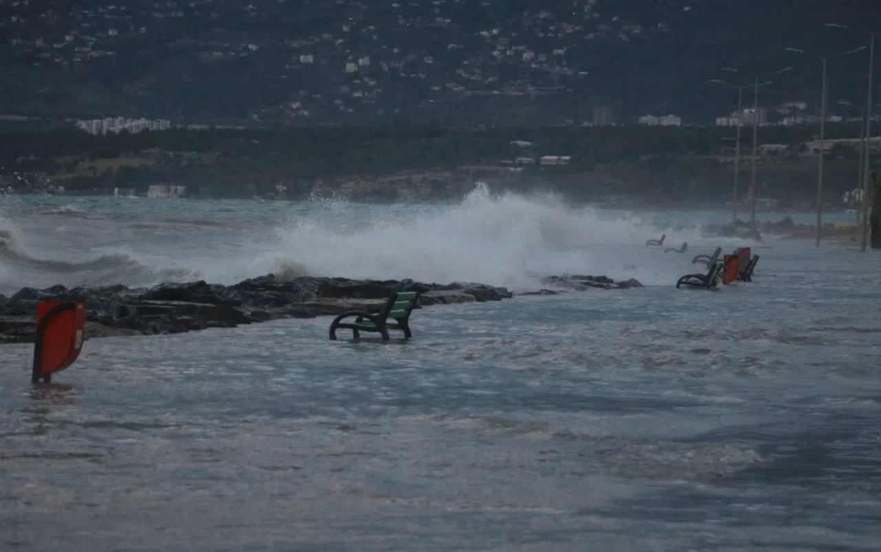 İskenderun Körfezi'nde deprem sonrası denizle kara birleşti