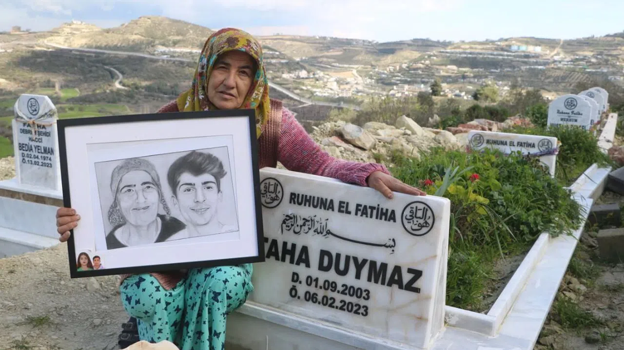 Depremde 3 evladını kaybeden Taha Duymaz’ın annesi: “Bir yıl geçti ama benim için dün gibi”  