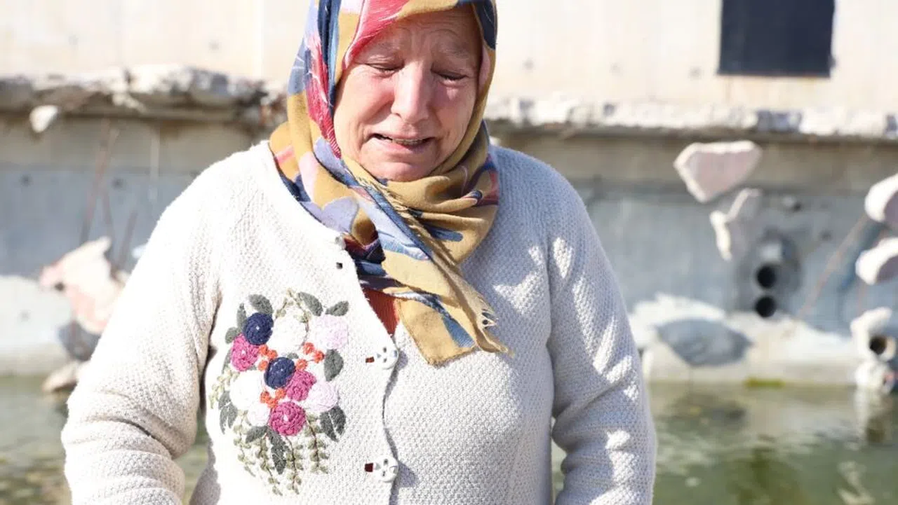 Depremde bir çok yakınını kaybeden depremzede enkazın başında gözyaşları dökerek depremin ilk günlerini anlattı