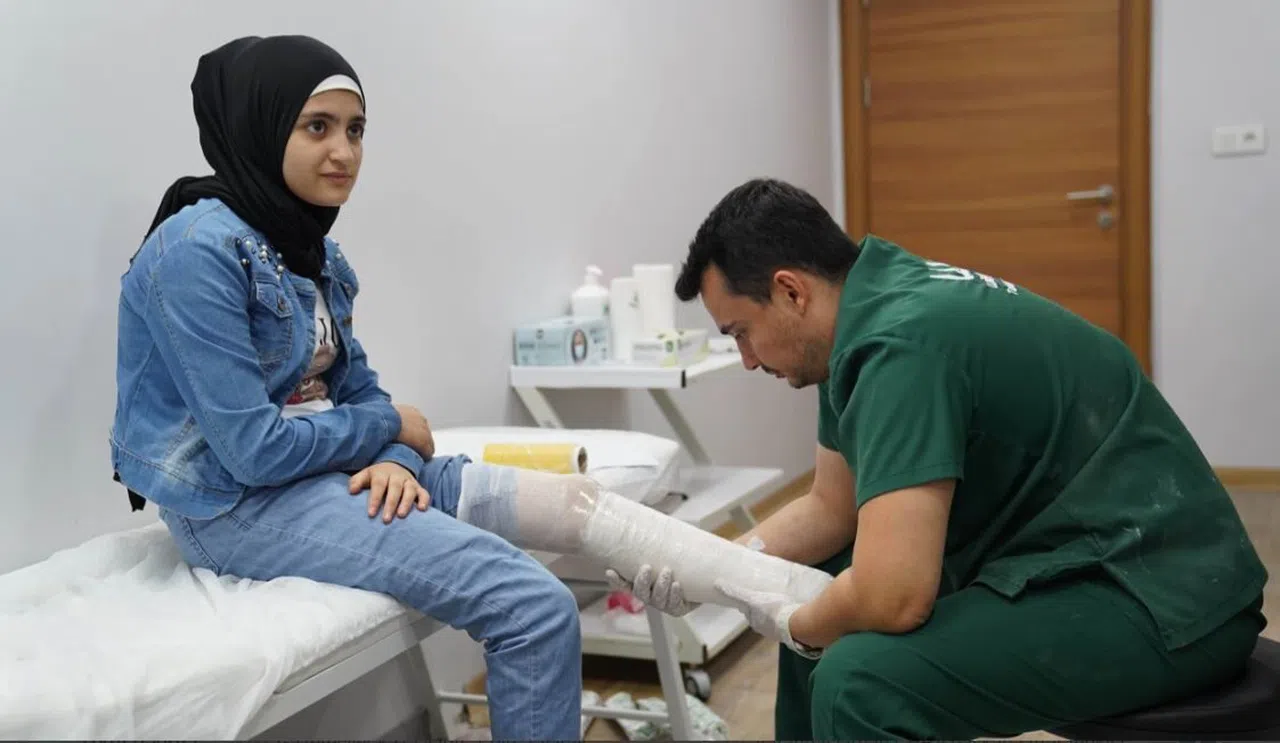 Depremde kaybettiği bacağına protezle kavuştu