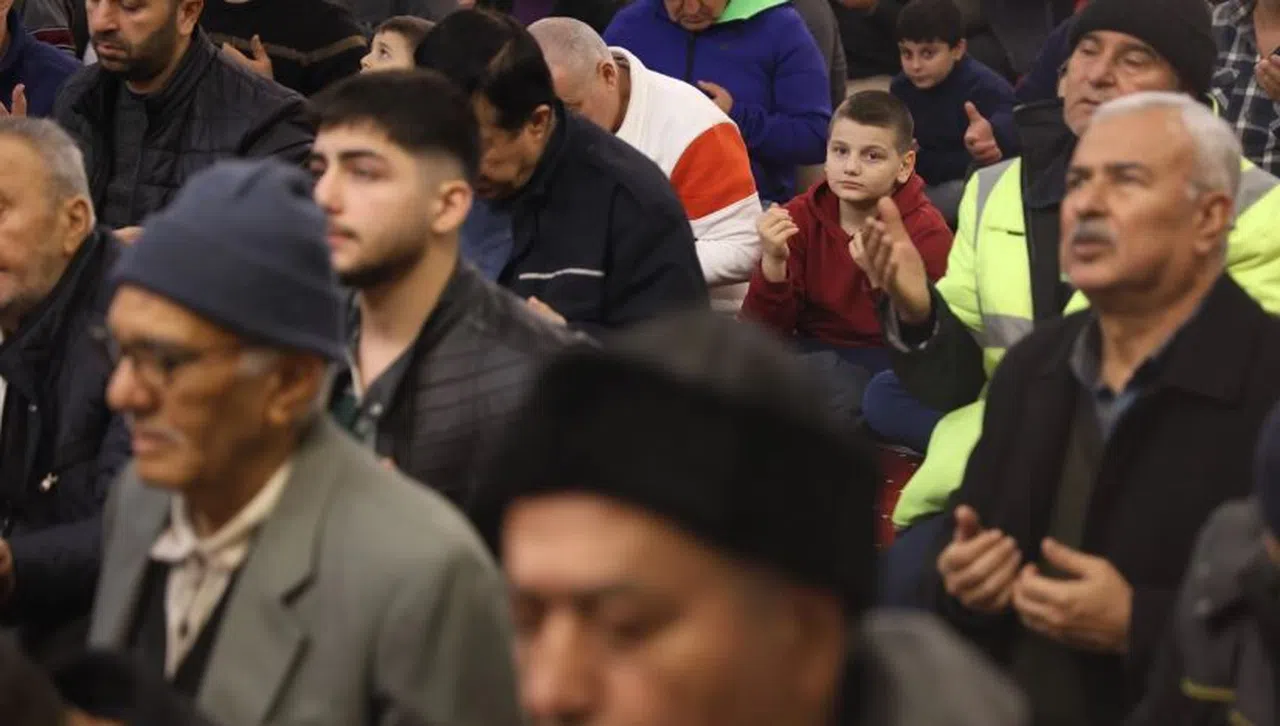 Depremin vurduğu Hatay’da vatandaşlar camilere akın etti