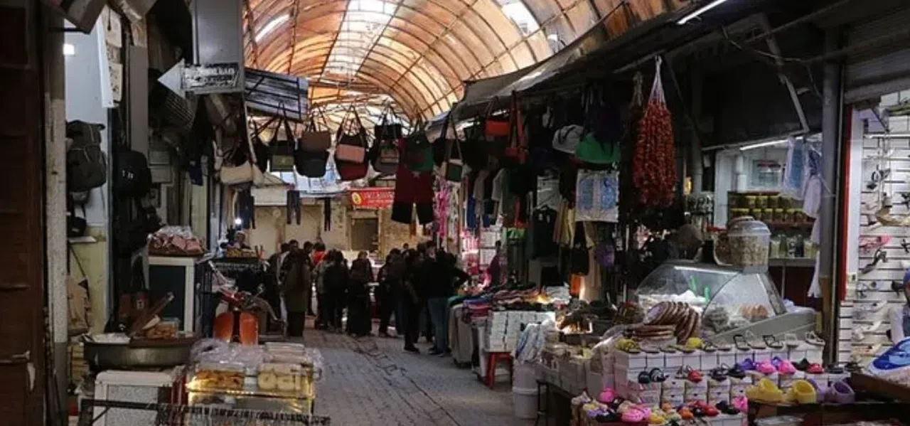 Tarihi çarşıda buruk Ramazan alışverişi  