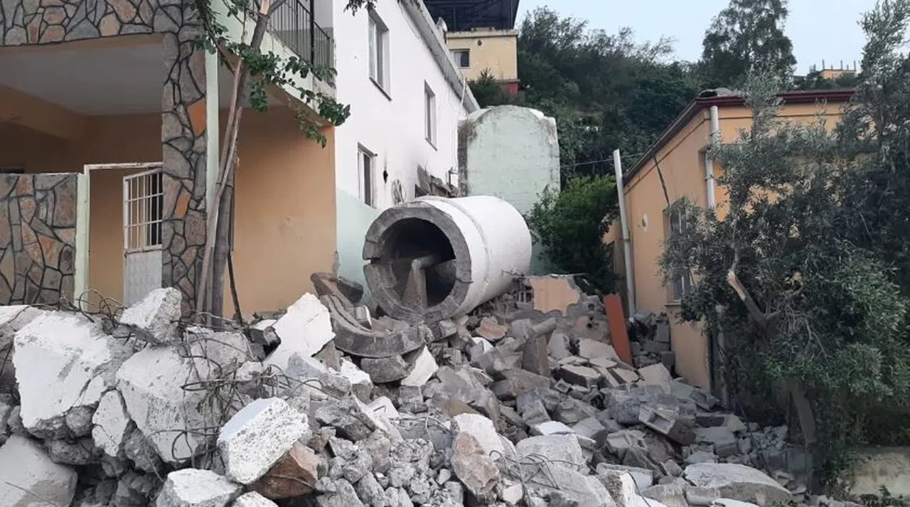 Depremle minaresiz kalan camiye çelikten minare