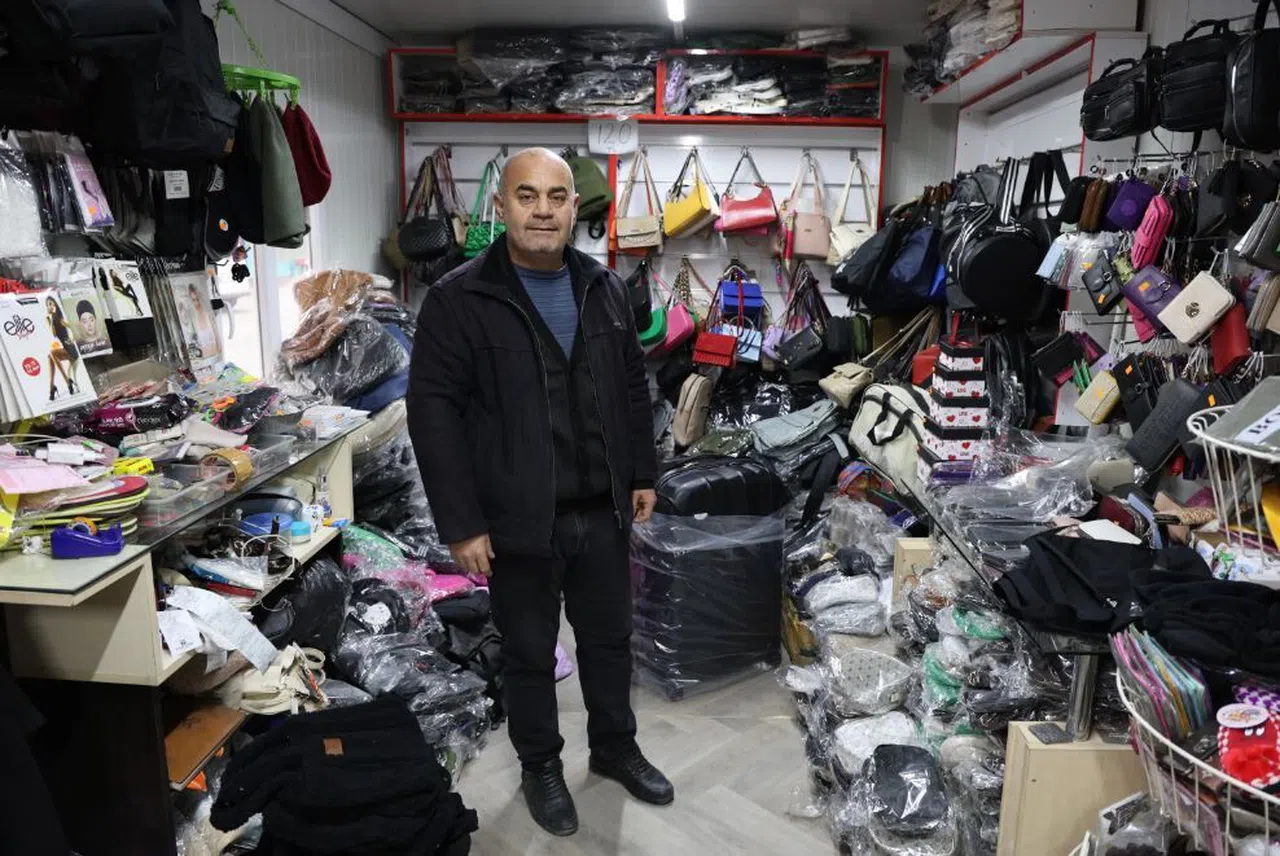 Depremzede esnafların konteyner çarşıda faaliyetleri sürüyor