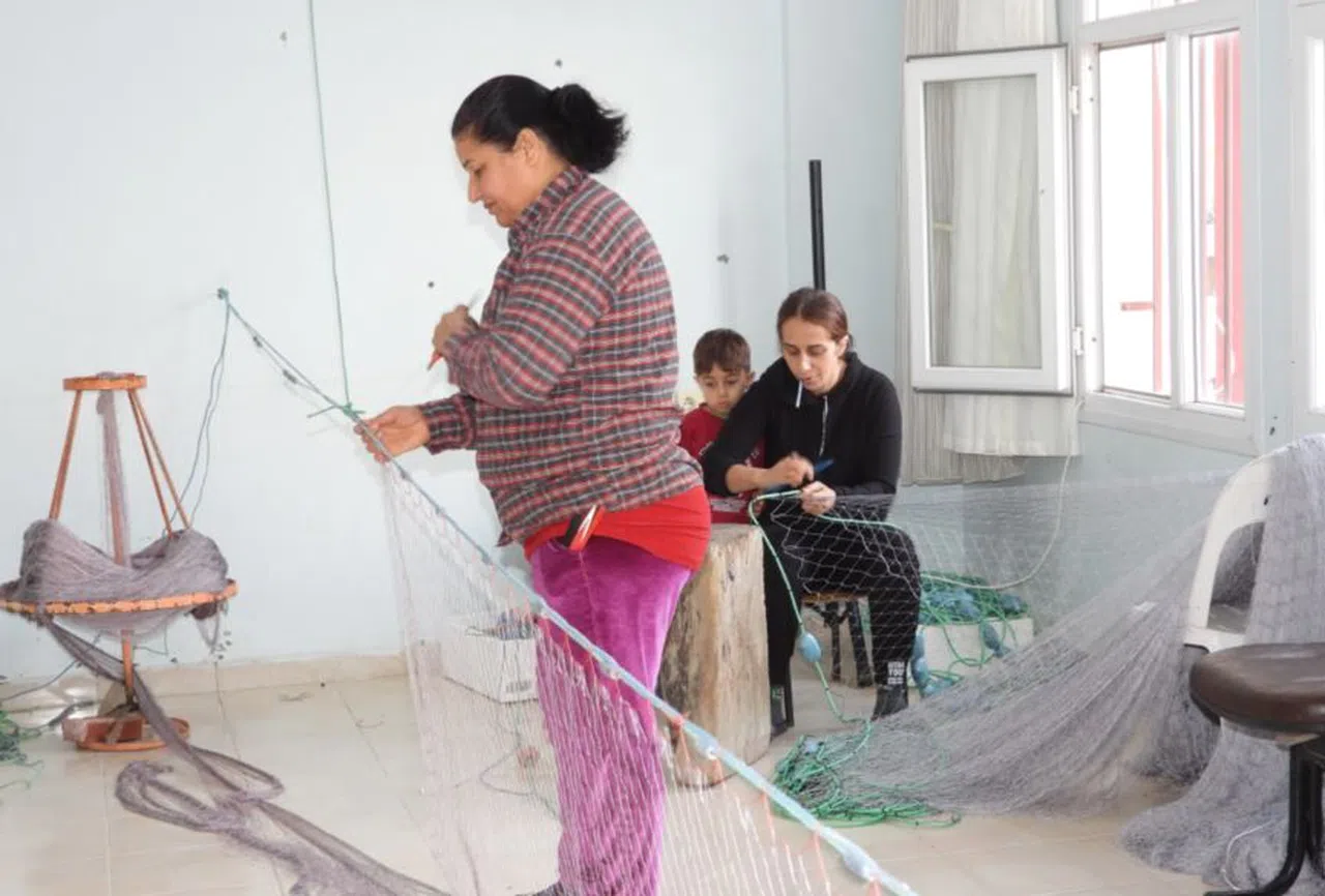Depremzede kadınlar balıkçılık yaparak aile ekonomisine katkı sağlıyor
