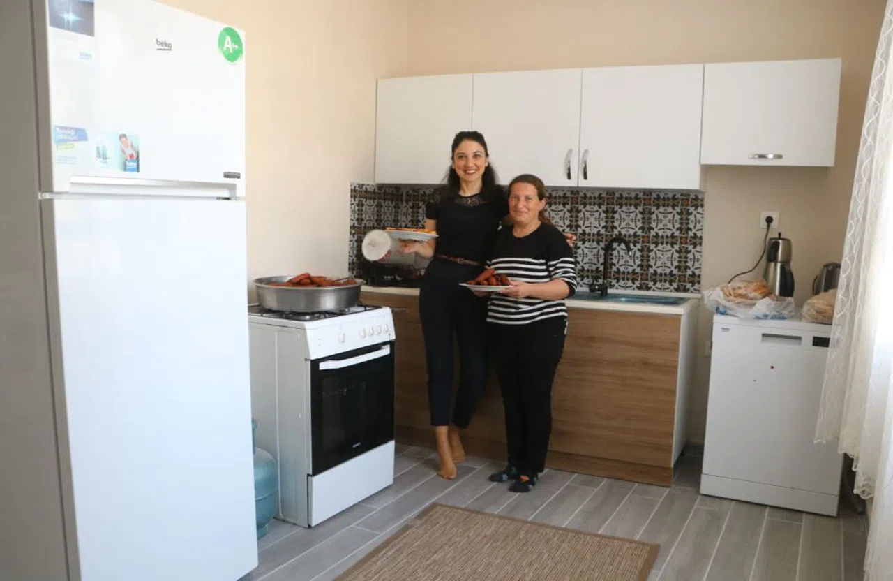 Depremzede Nur Ev Hayaline Kavuştu