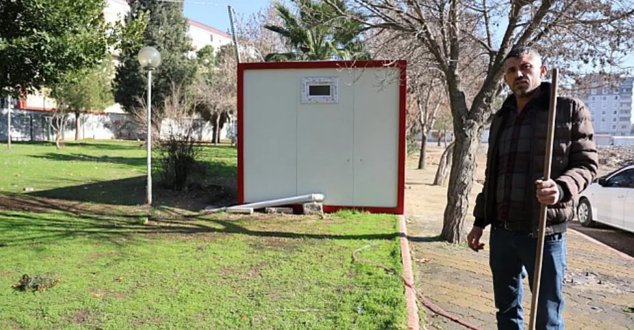 Kahramanmaraşlı depremzede mahallesinin park ve bahçelerini temizliyor