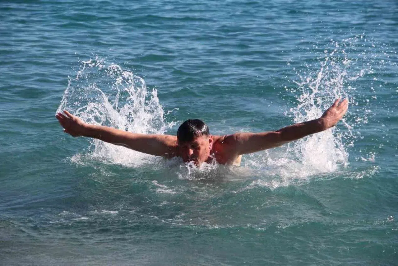 Doğuda kar esareti, Antalya'da 20 derecede deniz keyfi