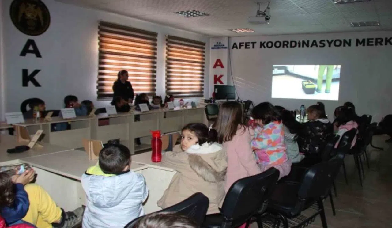 Minikler bu kez deprem bilinci için düdük çaldı
