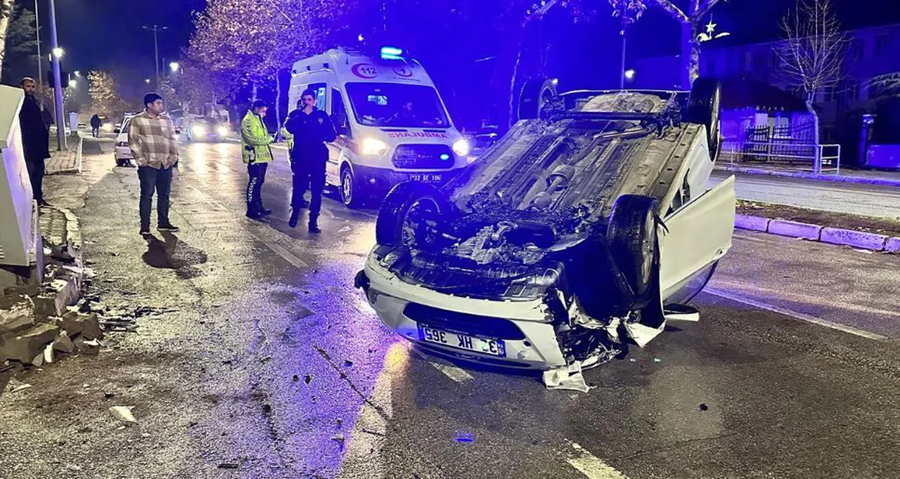 Elektrik panosuna çarpan otomobil ters döndü: 1 yaralı
