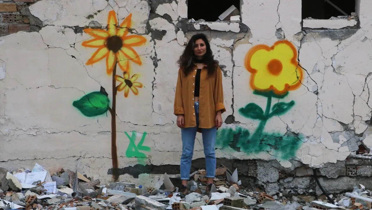 Enkaz kentin duvarları kadın eliyle renklendi  