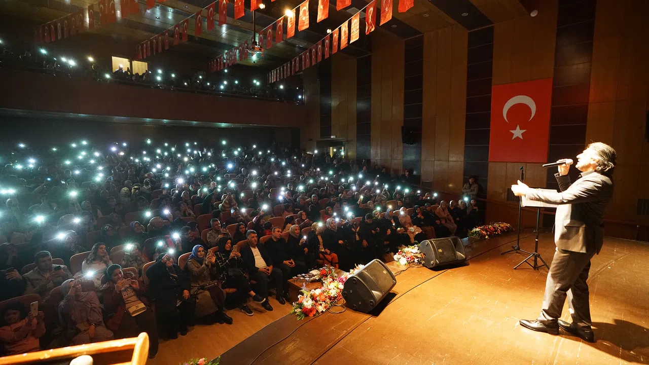 Eşref Ziya, Seslendirdiği Ezgilerle Müzik Ziyafeti