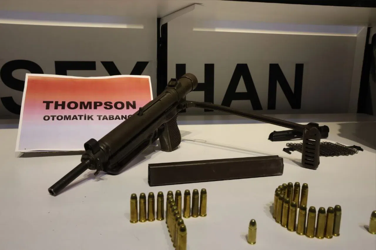 Evlerinde anahtarlık şeklinde suikast tabancası ve otomatik silah çıktı