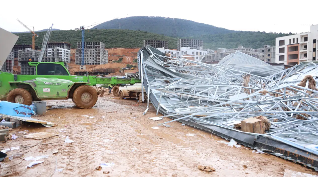 Fırtına şantiye alanındaki çatıları uçurdu