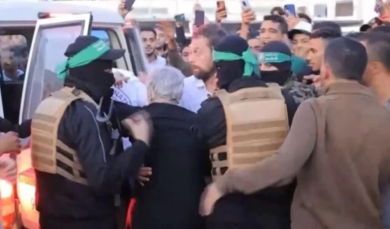 Hamas rehineleri serbest bıraktığı anların görüntüsünü paylaştı