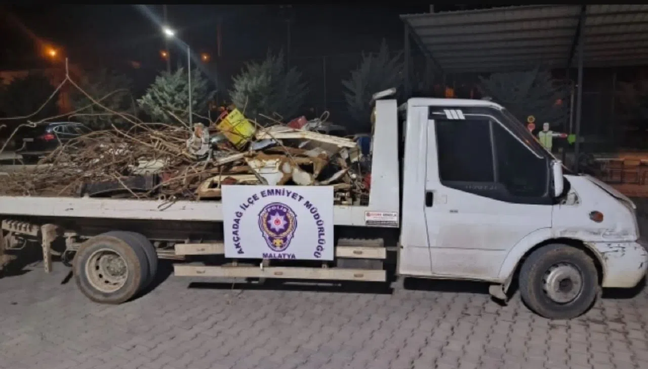 Polisten enkaz hırsızlarına suçüstü