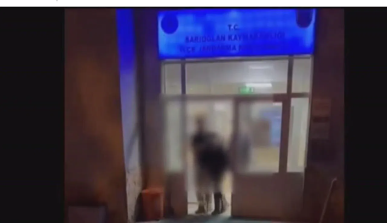 Oto hırsızları polisten kaçamadı