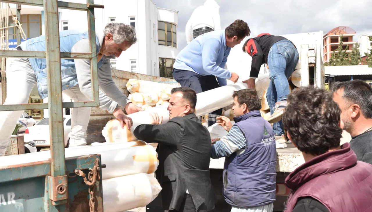 Hortumdan zarar gören seracılara naylon desteği