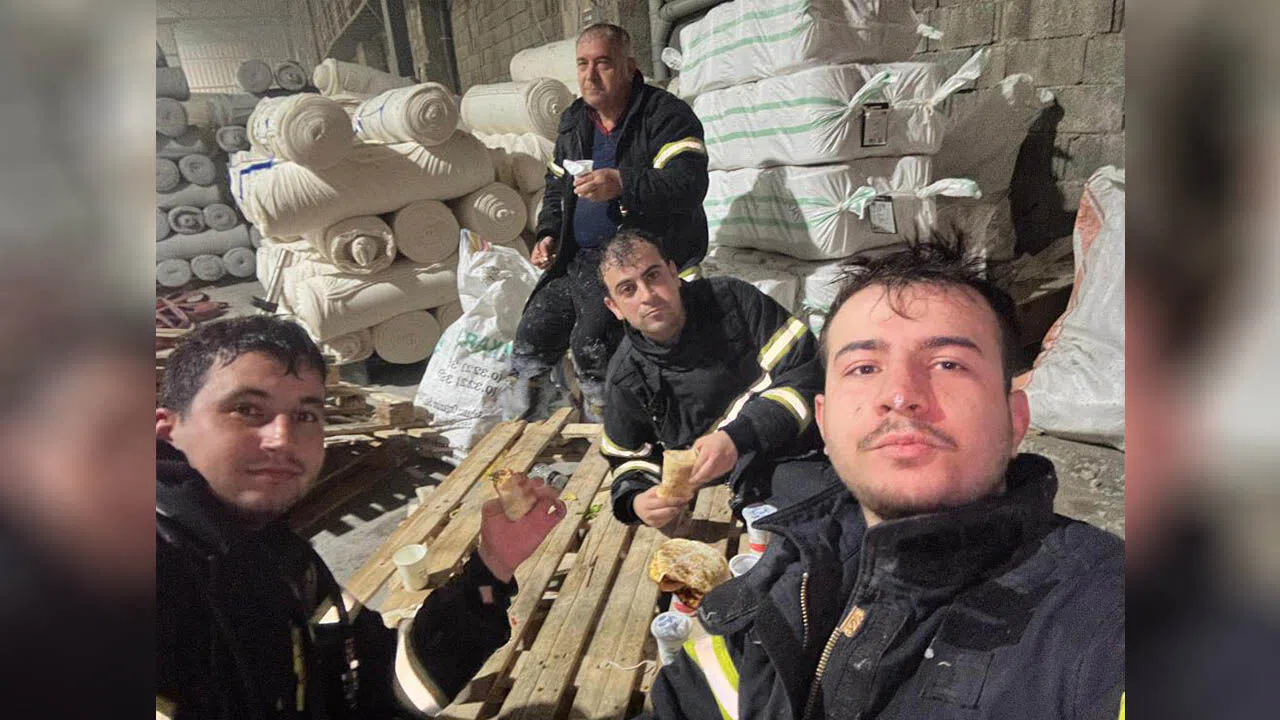 Yangına giden itfaiye ekipleri iftarı olay yerinde yaptı