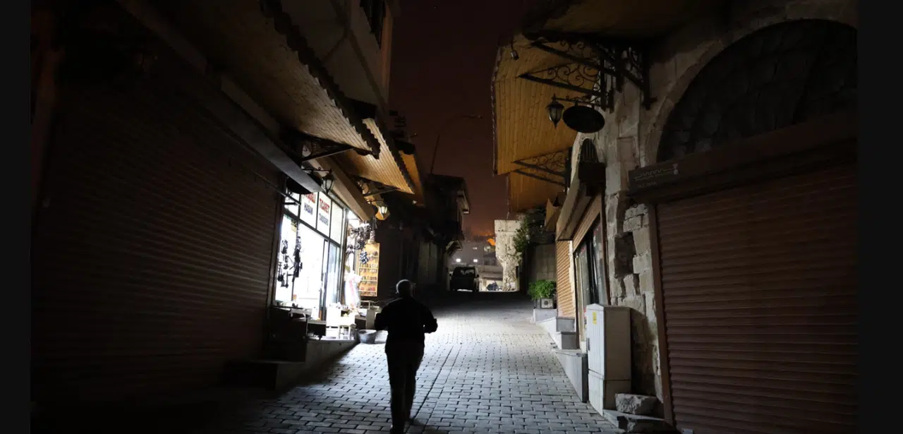 Kahramanmaraş'ta şehrin batısı ışıl ışıl, doğusunda karanlık hakim