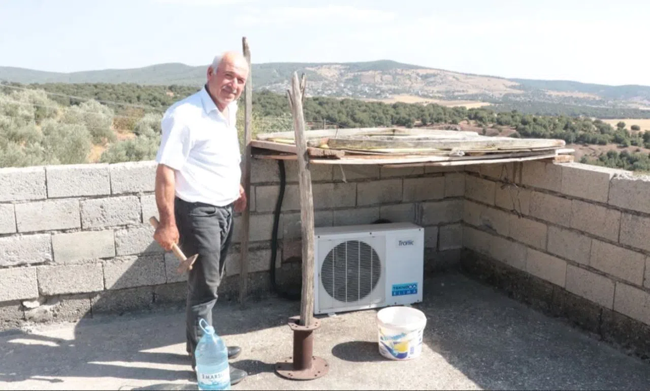Kahramanmaraş'ta Sıcaktan arıza veren klima motoru için gölgelik yaptı