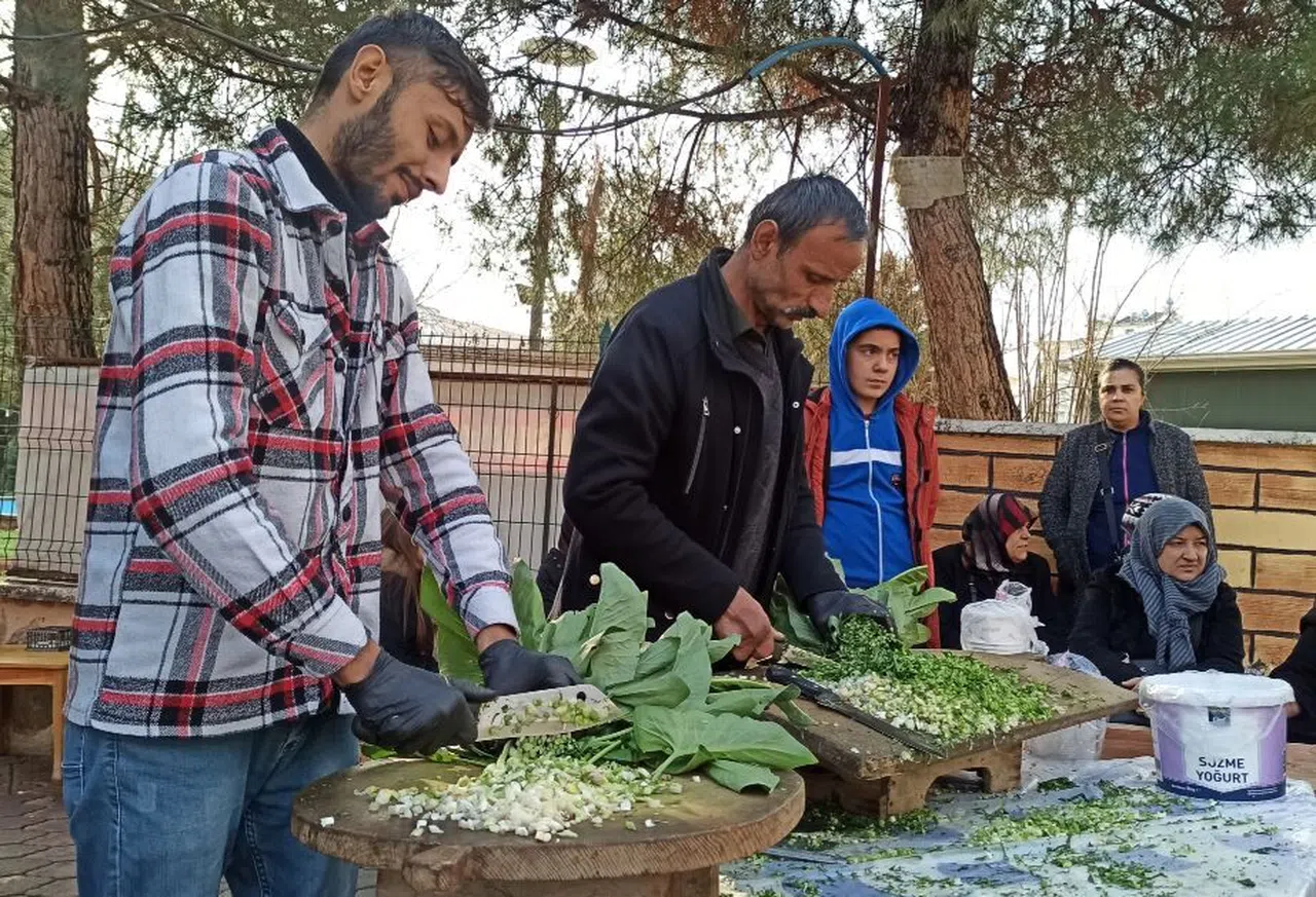 Kahramanmaraş'ta tirşik çorbasıyla hayata tutunmaya çalışıyor