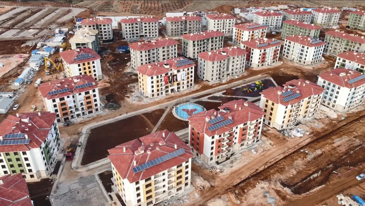 Kalıcı deprem konutlarına teslim öncesi son rötuşlar yapılıyor