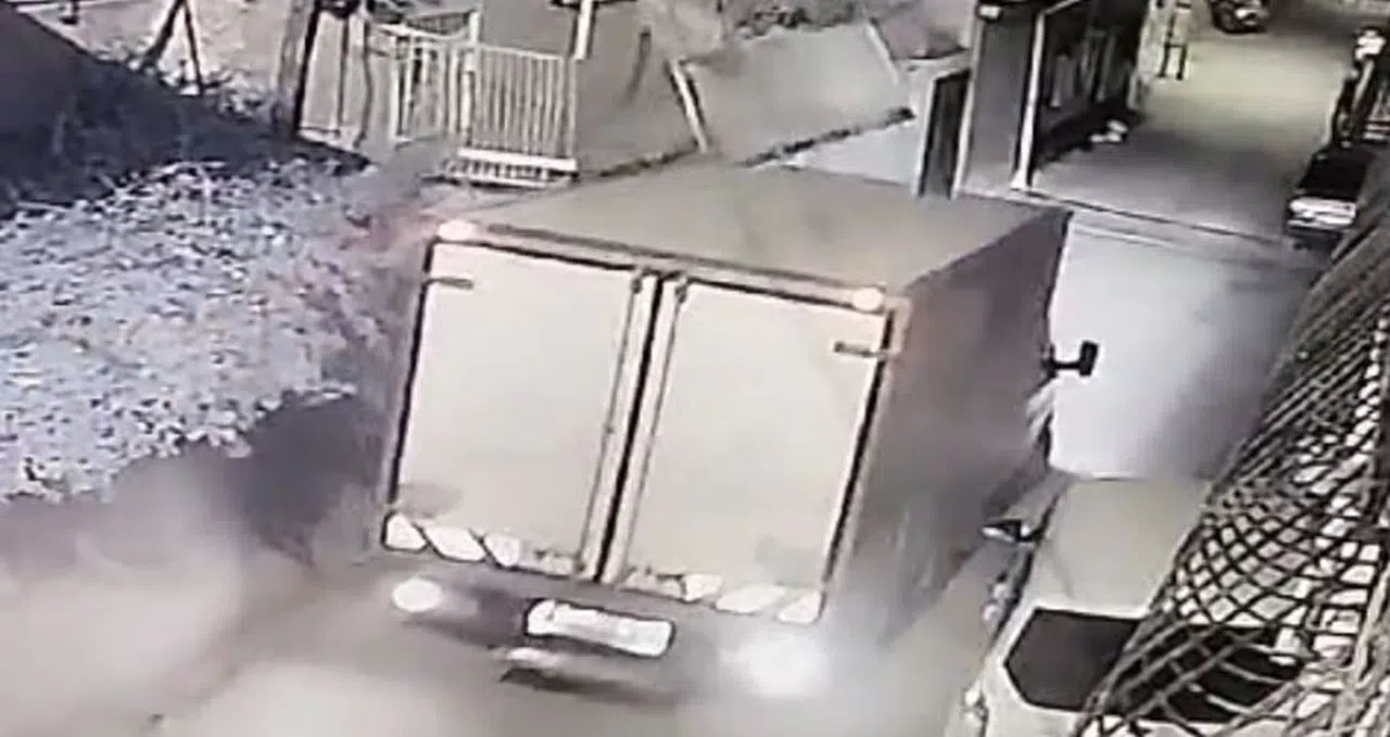 Kamyonet balkona çarptı, ev sahibi deprem oldu zannetti