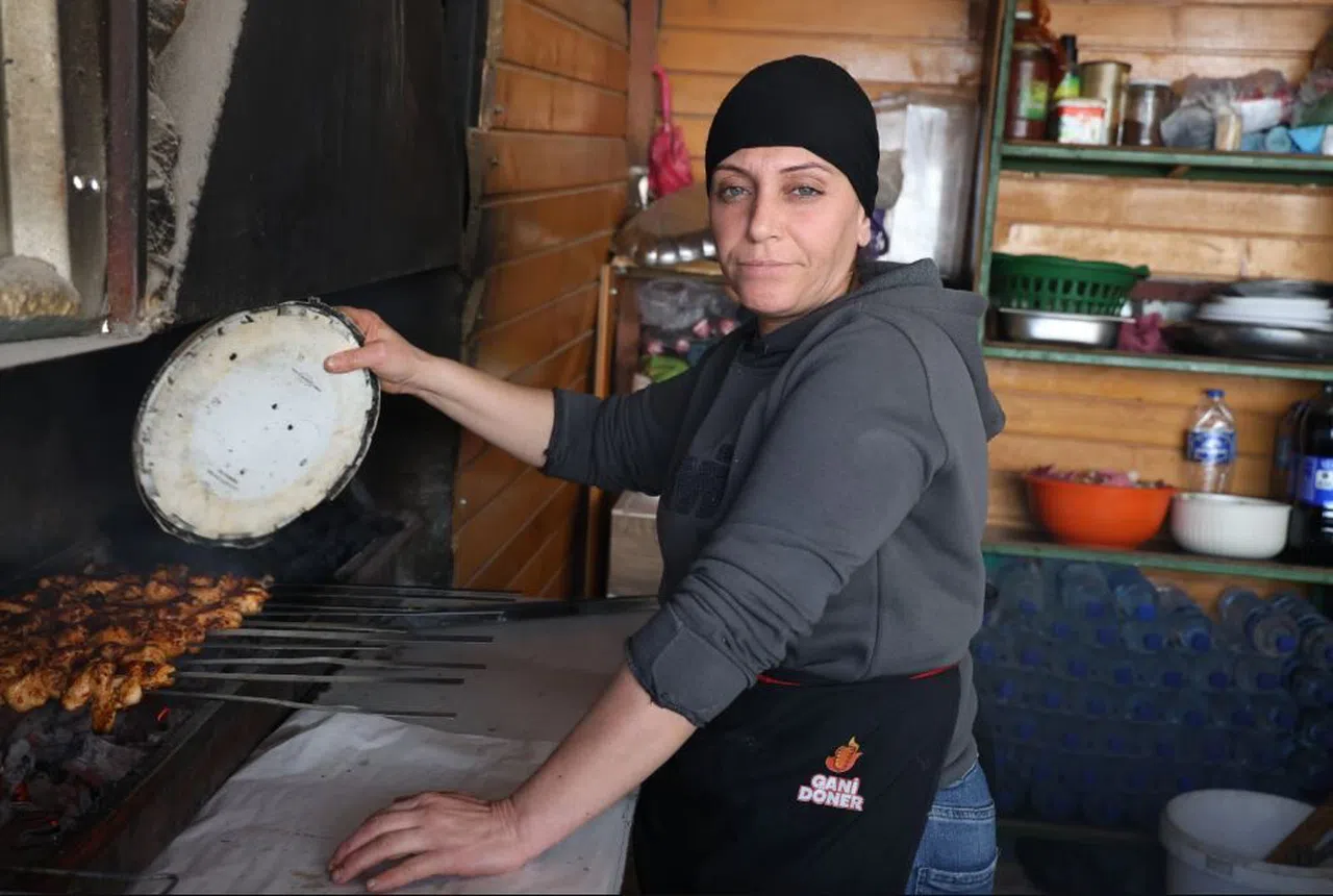 Kanserle mücadele eden depremzede kadın, kebapçılık yaparak evlatlarına umut oluyor