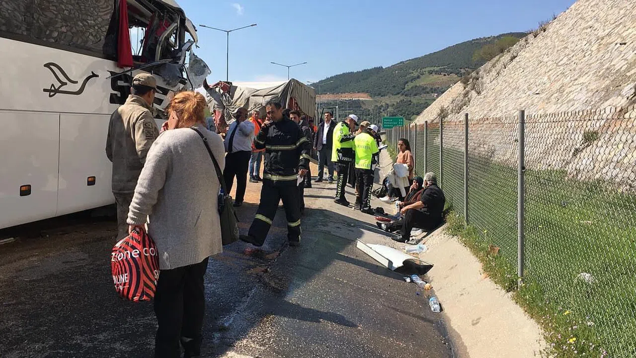 Yolcu otobüsüyle kamyon çarpıştı: 18 yaralı