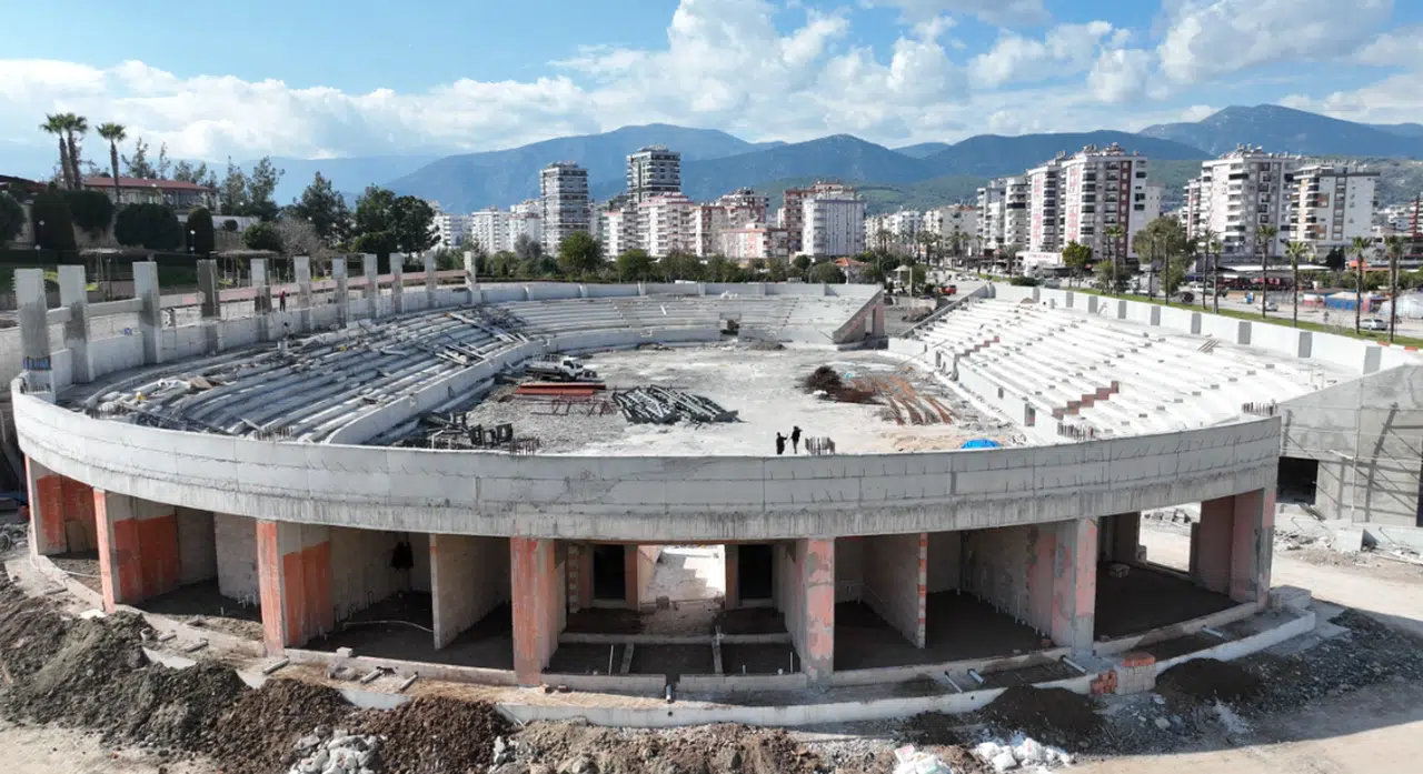 Kumluca’nın yeni simgesi Atatürk Stadyumu hızla yükseliyor  