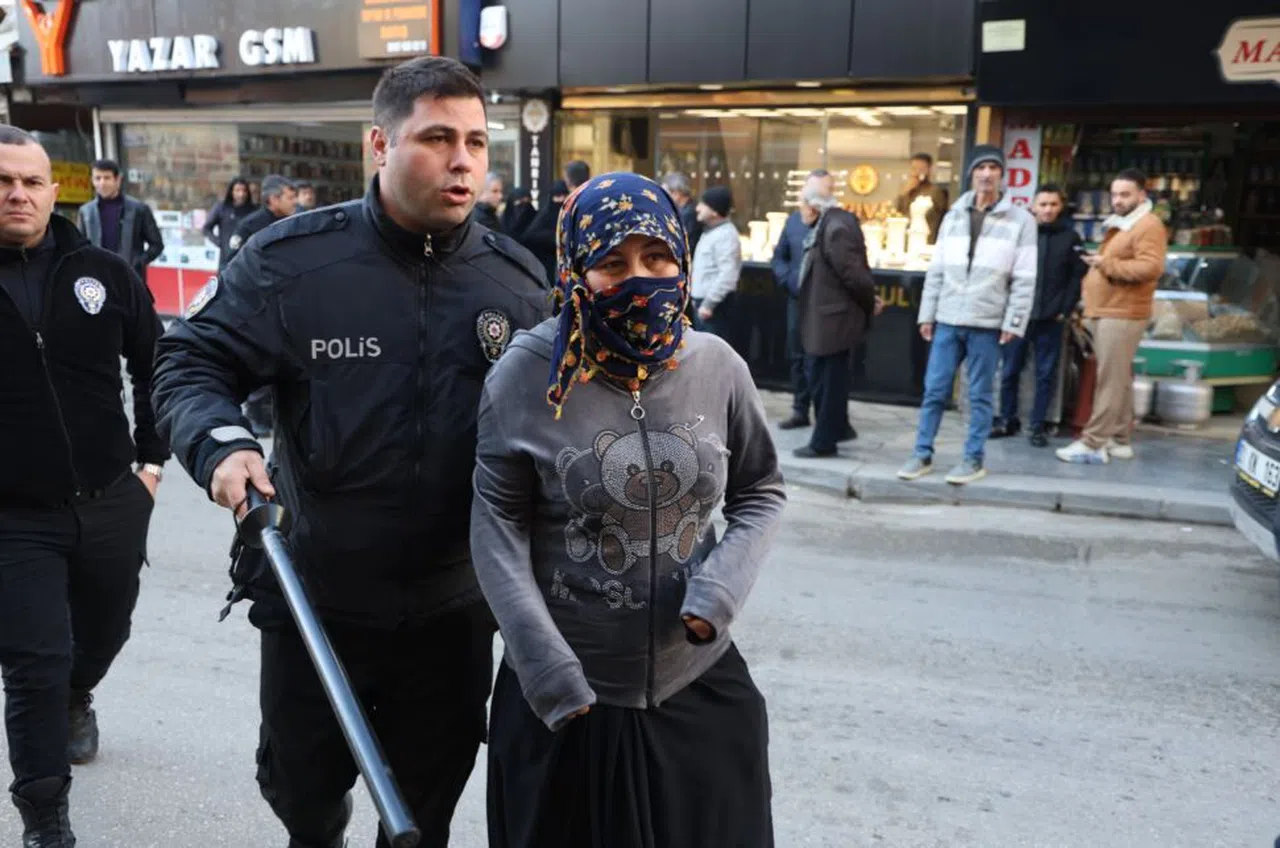Kuyumcu kadın hırsızları işyerine kilitleyip yakalattı  