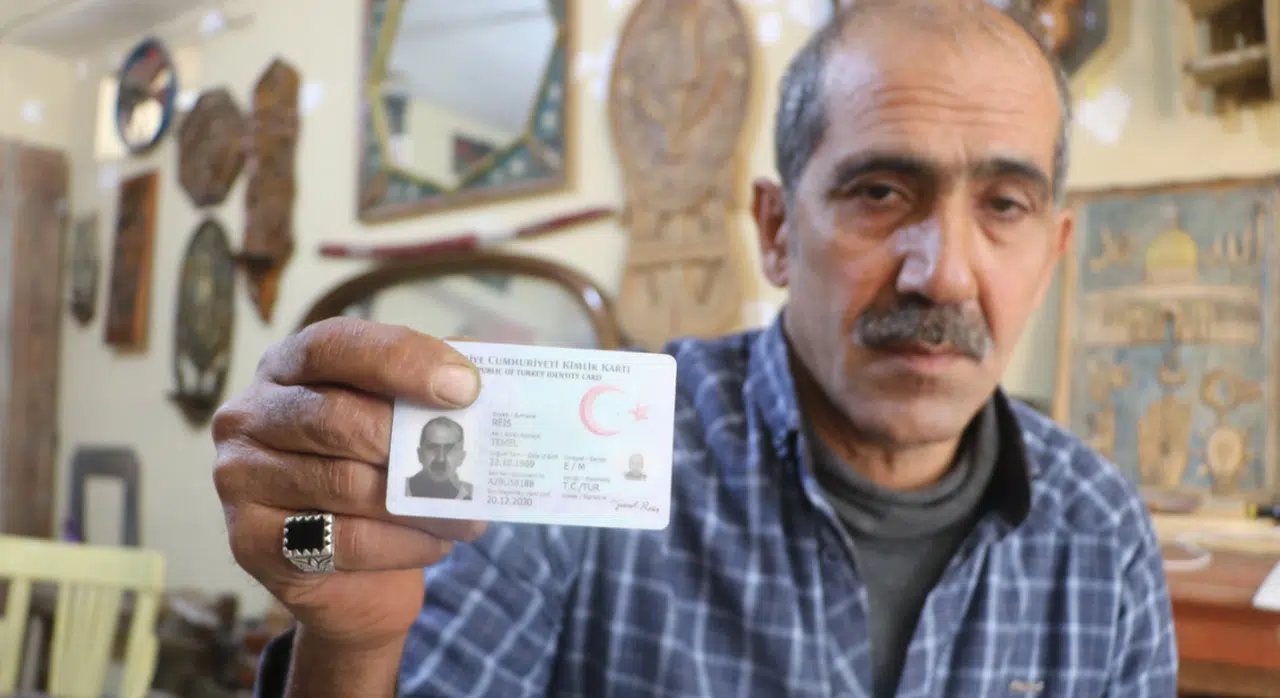 Lazları çok sevdiği için ismini Temel Reis olarak değiştirdi