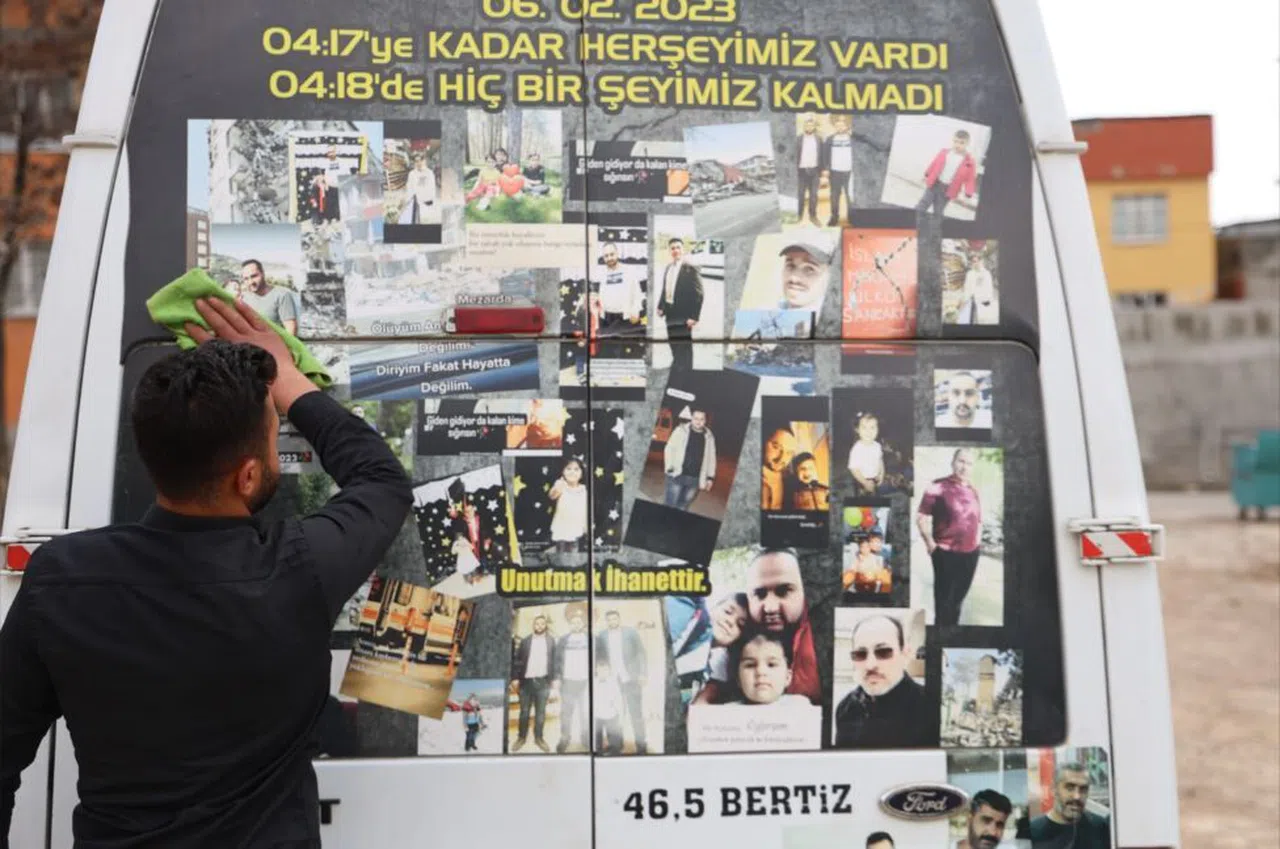 Maraşlı genç, minibüsünde deprem şehitlerinin anısını yaşatıyor