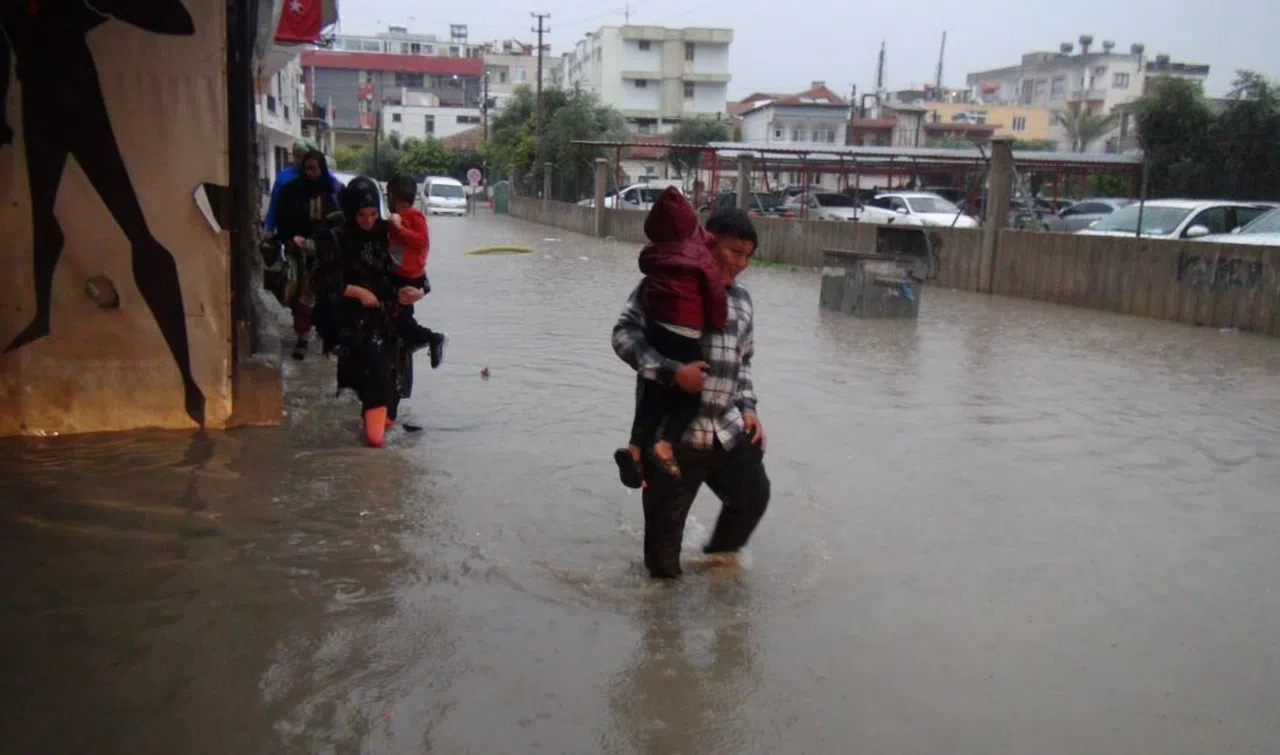 Mersin’de sağanak yağış sele neden oldu