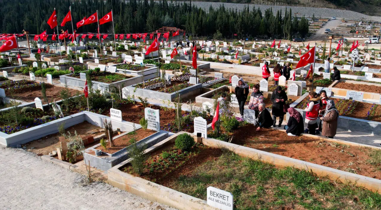 Mezarlıklarda gözyaşları sel oldu