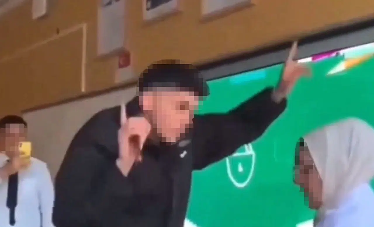 Öğretmene saygısızlık: TikTok videosu çektiler
