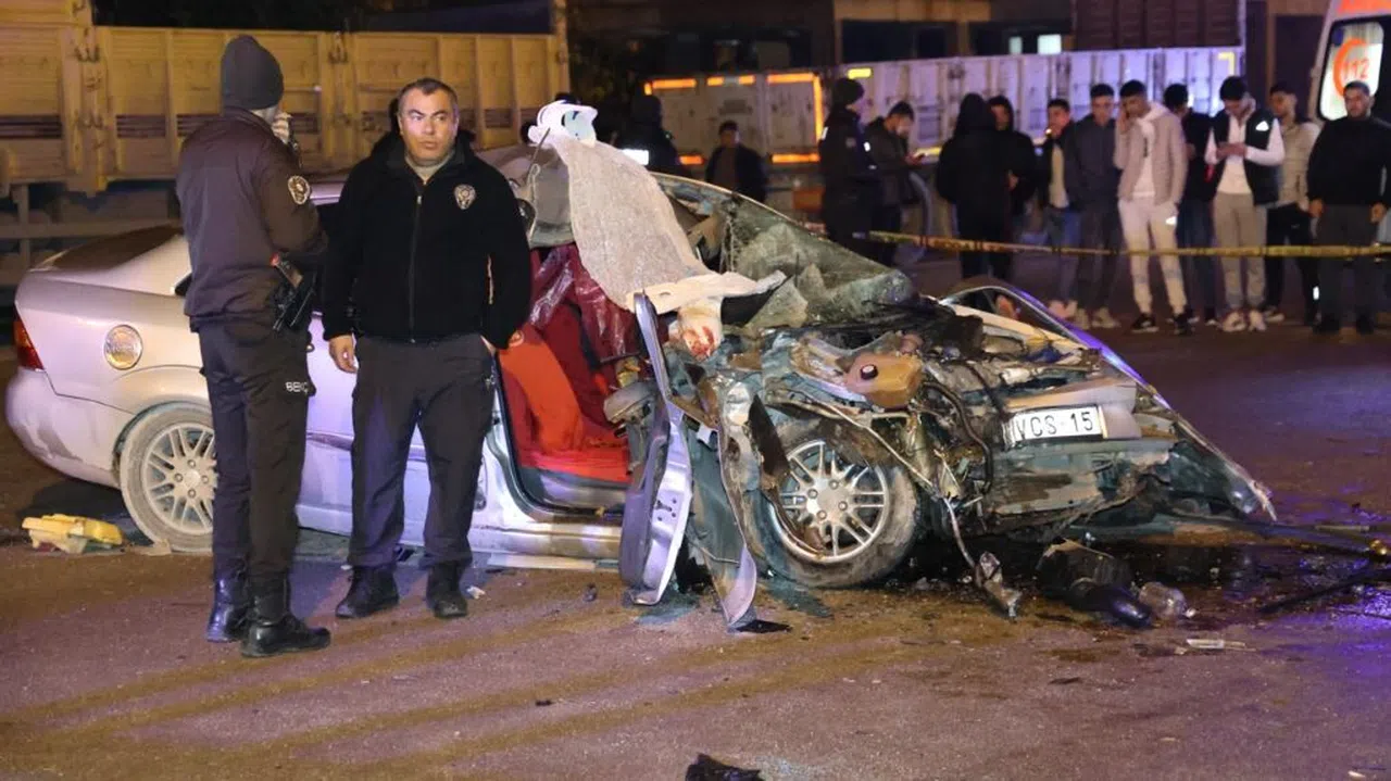 Otomobil park halindeki dorseye çarpıp hurdaya döndü: 2 ölü