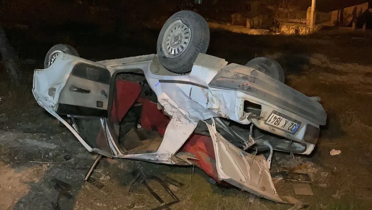 Otomobil Şarampole Devrildi, 3 Yaralı!