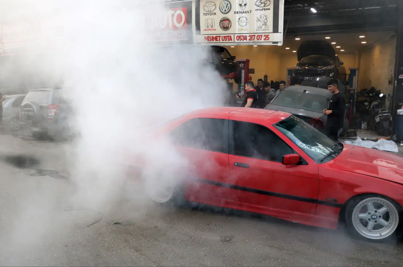 Otomobilinin lastiğini yakmaya çalışan genç pist alanı istedi