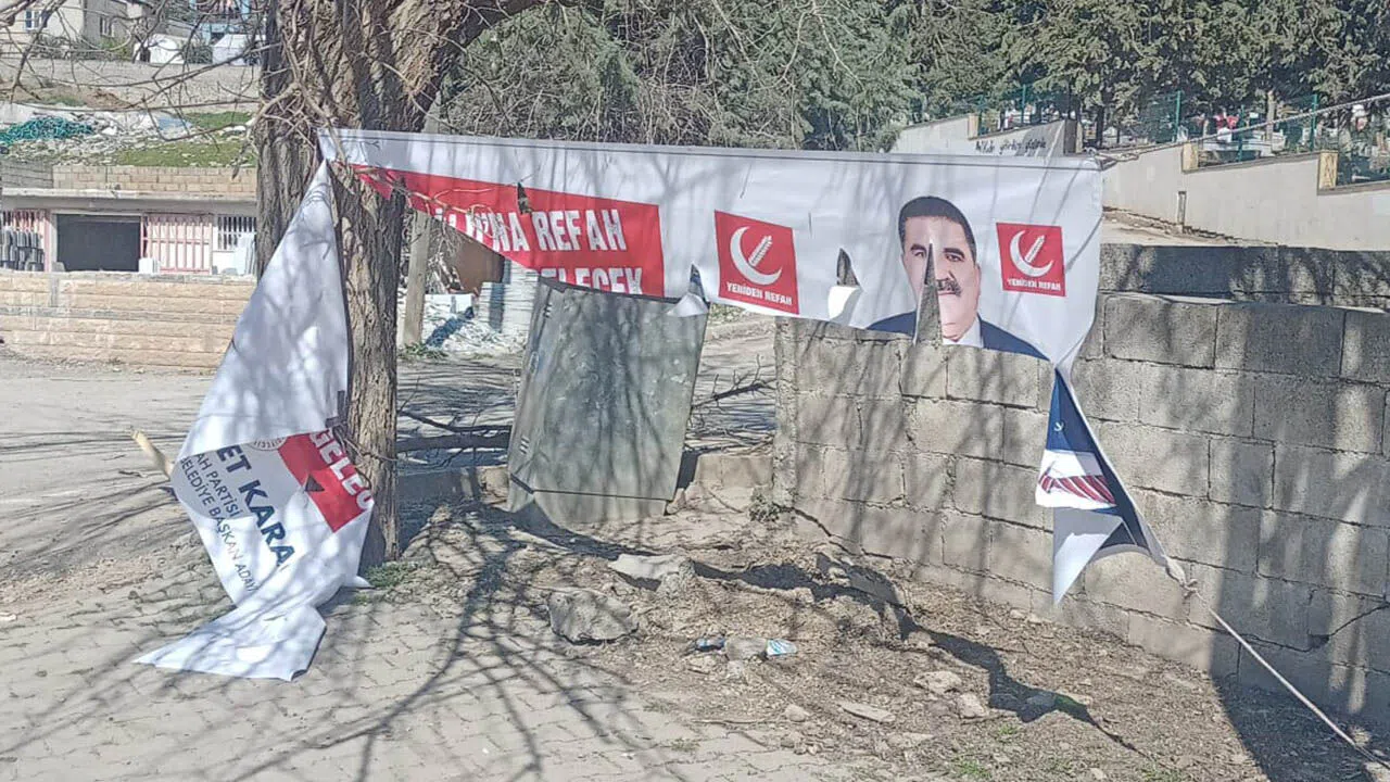 Karaca’nın pankartlarına zarar verildi