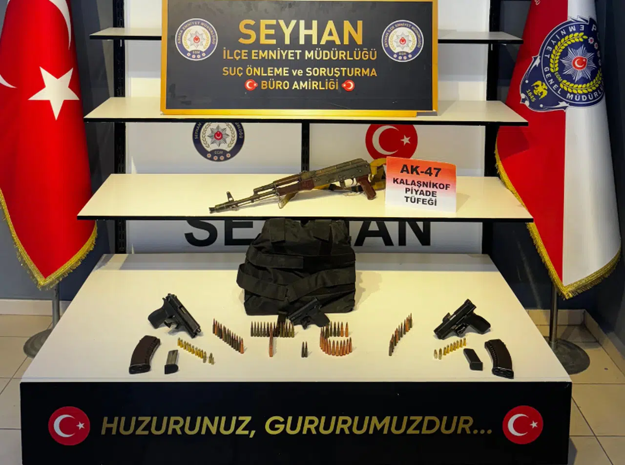 Polisin operasyon yaptığı evden uzun namlulu silah ve tabancalar çıktı  