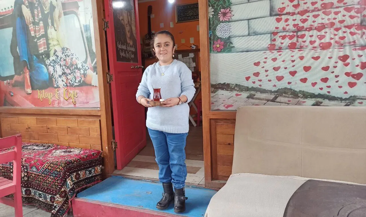 Saadet, yaşadığı zorluklara rağmen çalışarak hayata tutunmaya çalışıyor