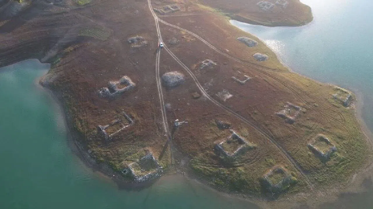 Sular çekildi eski köy ortaya çıktı